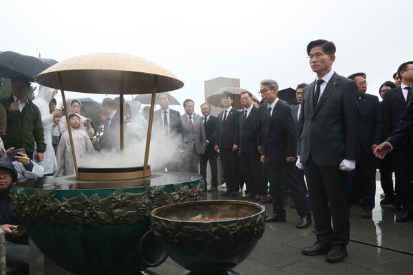 국민의힘 김문수 대선 후보가 2일 오전 제주시 봉개동 4·3평화공원을 찾아 제단에 분향·헌화하고 있다.(사진=연합뉴스)