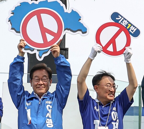 이재명 더불어민주당 대선후보와 이광희 충북총괄선대위워장. 사진=민주당 충북도당/굿모닝충청 김종혁 기자