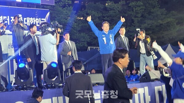 2일 저녁 8시 서울 영등포구 여의도공원에서 마지막 대선 유세를 하고 있는 더불어민주당 이재명 후보의 모습.(사진=굿모닝충청 조하준 기자)