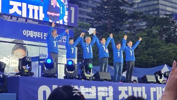 시민들을 향해 인사하는 더불어민주당 6명의 총괄선대위원장들 모습. 좌측부터 김동명, 강금실, 윤여준, 박찬대, 정은경, 김경수 위원장이다.(사진=굿모닝충청 조하준 기자)