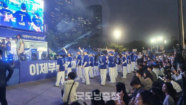 매 유세장을 빛내는 유세단 샤우팅코리아의 공연 현장.(사진=굿모닝충청 조하준 기자)