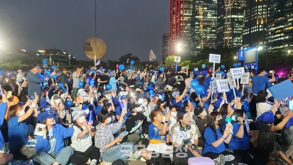 더불어민주당 이재명 후보의 입장에 환호하는 시민들의 모습.(사진=굿모닝충청 조하준 기자)