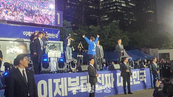 연설을 마친 후 다시 한 번 시민들에게 인사하는 더불어민주당 이재명 후보의 모습.(사진=굿모닝충청 조하준 기자)