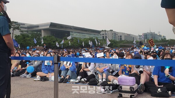시민들은 이재명 후보가 오기 전부터 자리를 지켰다.(사진=굿모닝충청 조하준 기자)