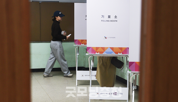 21대 대통령선거 충남지역 본투표율이 3일 정오 기준 24.2%로 집계됐다. (천안 부성제7투표소 오성중학교 탁구장 투표소/굿모닝충청=채원상 기자)