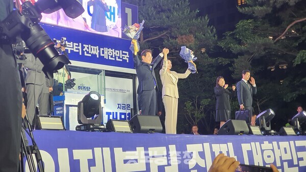 4일 새벽 국회 앞에서 대통령 당선 축하를 받고 있는 이재명 대통령과 배우자 김혜경 여사.(사진=굿모닝충청 조하준 기자)