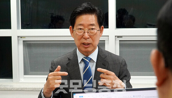 양승조 전 충남지사는 3일 “충남과 대전이 혁신도시로 지정됐지만 아직까지 공공기관 이전이 이뤄지지 않았다”며 “2차 공공기관 이전 시 획일적 평등은 안 된다. 1차 이전 때를 감안한 균형 있는 이전이 필요하다”고 말했다. (굿모닝충청=김갑수 기자)