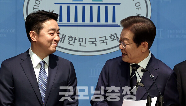 더불어민주당 강훈식 국회의원(충남아산을)은 4일 “중앙의 방식을 익히며 더 크게 쓰이겠다”며 “제가 익힌 모든 것은 결국 아산과 충남의 것이 될 터”라고 밝혔다. (페이스북 자료사진/ 굿모닝충청=김갑수 기자)