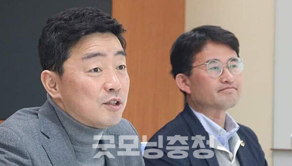 더불어민주당 강훈식 국회의원(충남아산을)이 이재명 대통령 초대 비서실장으로 전격 발탁되면서 내년 지방선거와 함께 아산을 보궐선거가 치러질 예정인 가운데, 강 의원의 복심으로 통하는 안장헌 충남도의원(민주·아산5)의 거취에 관심이 쏠리고 있다. (페이스북 자료사진; 왼쪽부터 강훈식 국회의원과 안정헌 충남도의원/ 굿모닝충청=김갑수 기자)