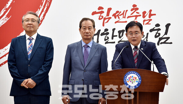 대전시와 충남도가 행정통합 추진 동력 확보를 위해 이재명 정부와 접점 찾기에 나선다. 양 시·도는 또 6월 9일부터 7월 8일까지 15개 시·군·구를 대상으로 주민설명회를 개최하는 등 공감대 확산에도 적극 나선다. (왼쪽부터 최진혁 기획분과위원장, 이창기 공동위원장, 정재근 공동위원장/ 굿모닝충청=김갑수 기자)