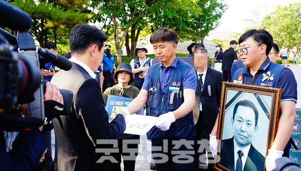 지난 2일 오후 2시 30분경 충남 태안군 원북면 태안화력발전소 내 한전KPS 정비동 공작실에서 발생한 비정규직 노동자 김충현 씨의 사망사고가 이재명 정부 노동 및 산업 안전 정책의 첫 시험대가 될 전망이다. (민주노총 공공운수노조 홈페이지: 지난 6일 대책위가 강훈식 대통령 비서실장에게 요구안을 전달하고 있다/ 굿모닝충청=김갑수 기자)