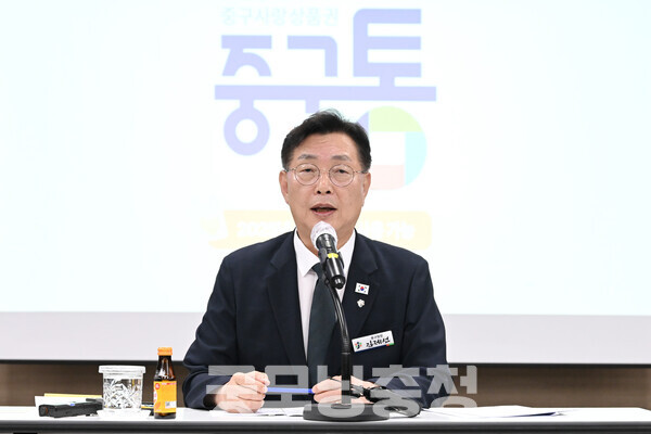김 청장은 9일 중구청 대회의실에서 기자회견을 열고 “중구통은 단순한 복지정책이 아니라, 침체된 골목상권에 실질적인 숨통을 틔우기 위한 경제정책”이라며 “소비의 힘이 지역 안에서 선순환될 수 있도록 구조화했다”고 강조했다. (사진=중구 제공/굿모닝충청 신성재 기자)