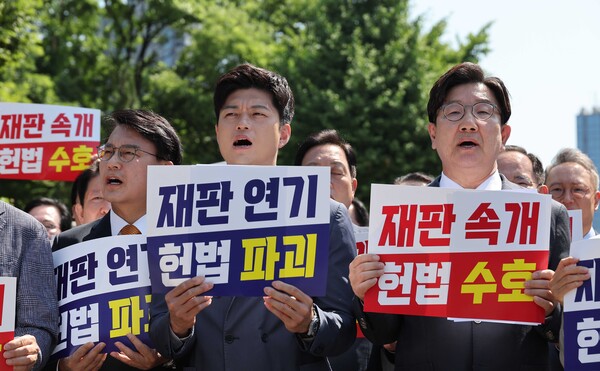 11일 오전 서울고등법원 앞에서 의원 총회를 열며 이재명 대통령의 재판 재개를 압박하고 있는 국민의힘 의원들의 모습.(사진=연합뉴스)