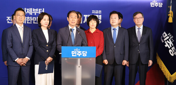 지난 5월 27일 서울 여의도 더불어민주당 중앙당사에서 열린 '진짜보수 민주보수 공동선언' 선언문을 낭독하고 있는 권오을 전 의원의 모습.(사진=연합뉴스)