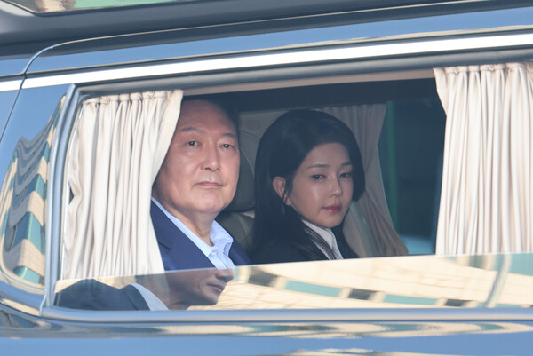 지난 4월 11일 서울 서초구 서초동 소재 아크로비스타 자택으로 향하는 윤석열 전 대통령 부부의 모습.(사진=연합뉴스)