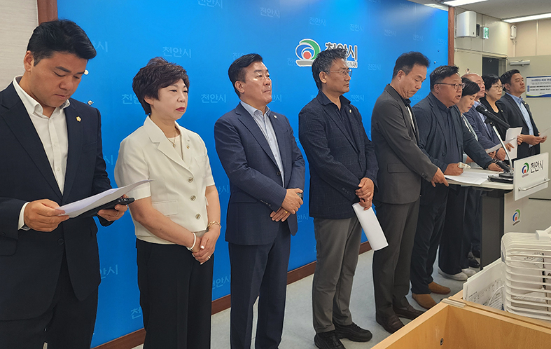 천안시의회 민주당의원들이 김형석 독립기념관장 사퇴를 촉구하는 기자회견을 하고 있다(사진=채원상 기자)