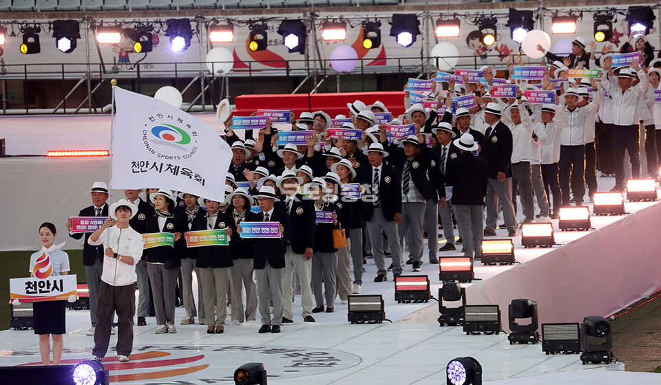 개최 도시인 천안시 선수단이 입장하고 있다(사진=채원상 기자)