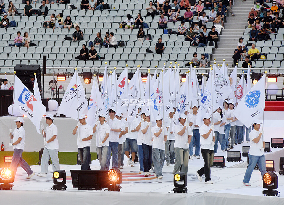 기수단이 입장하고 있다(사진=채원상 기자)