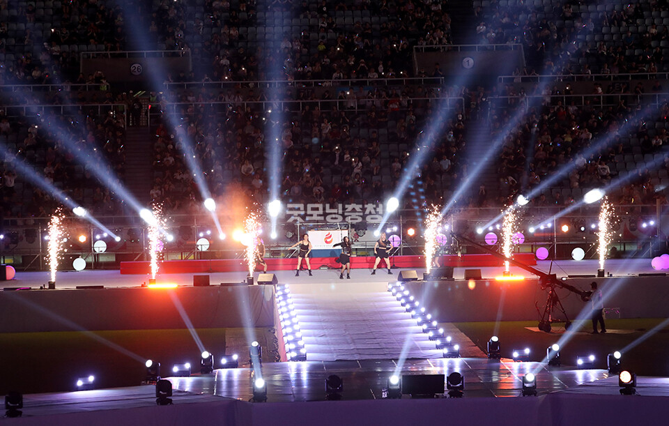 축하공연에서 오마이걸 그룹이 공연을 하고 있다(사진=채원상 기자)