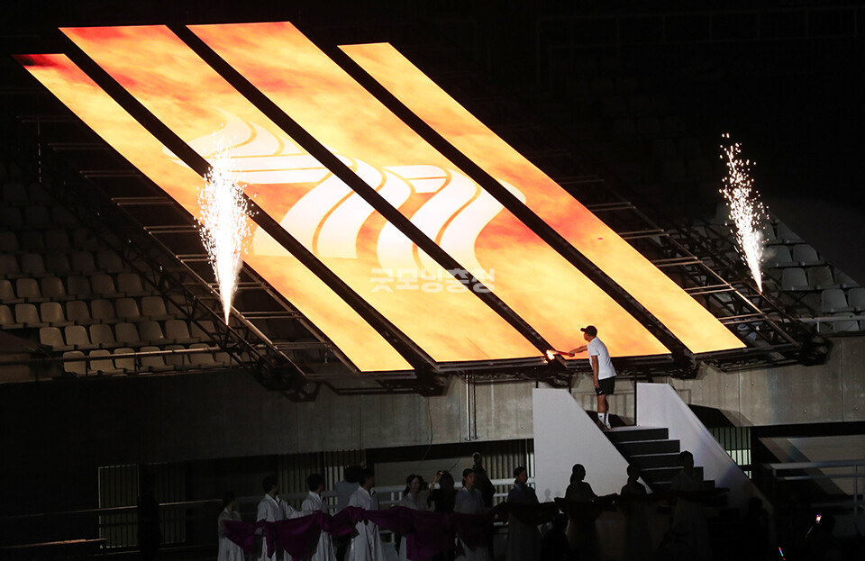 이봉주 선수가 성화 점화를 하고 있다(사진=채원상 기자)