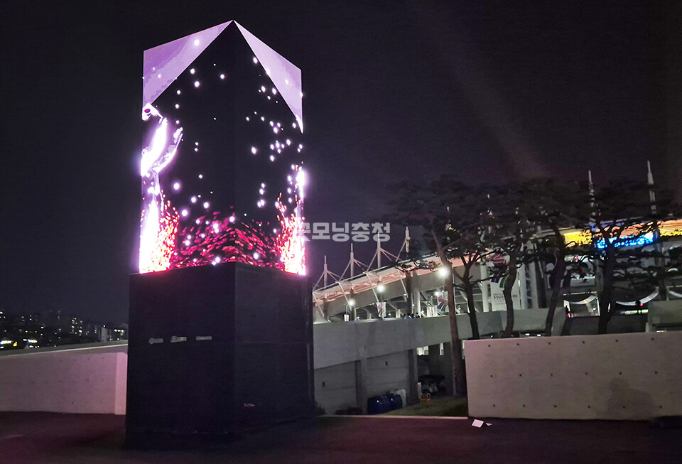 경기장 밖에 미디어 성화가 불을 밝히고 있다(사진=채원상 기자)