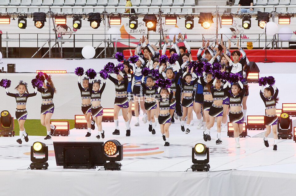 치어리딩 공연이 펼쳐지고 있다(사진=채원상 기자)