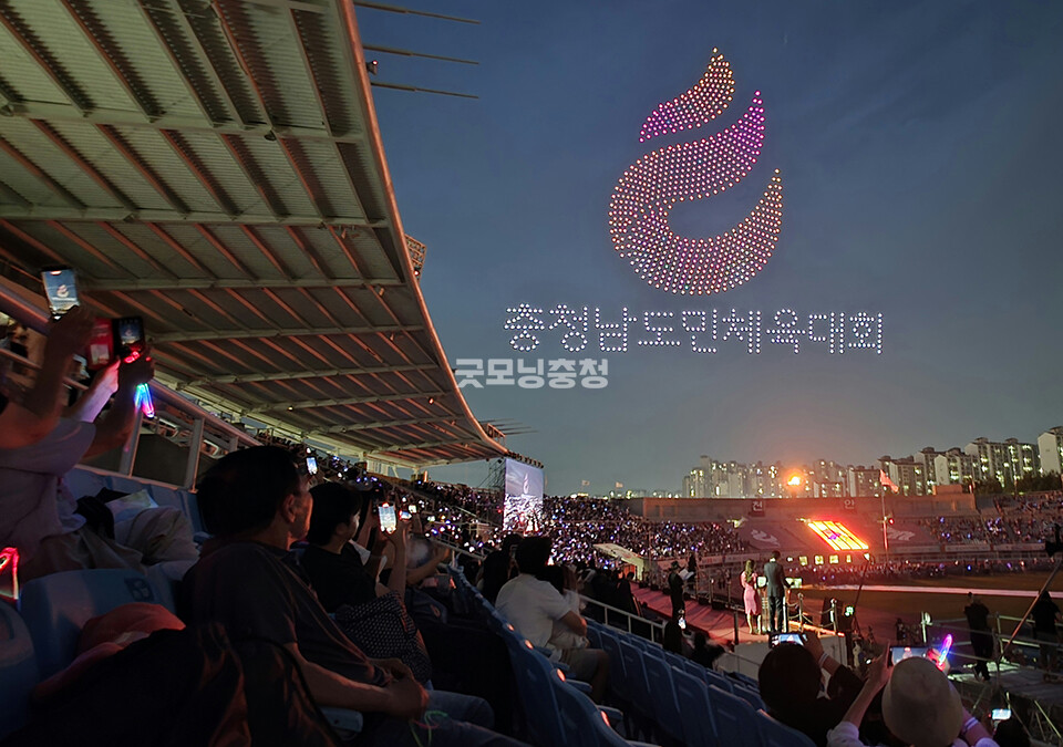 드론라이트쇼가 펼쳐지고 있다(사진=채원상 기자)