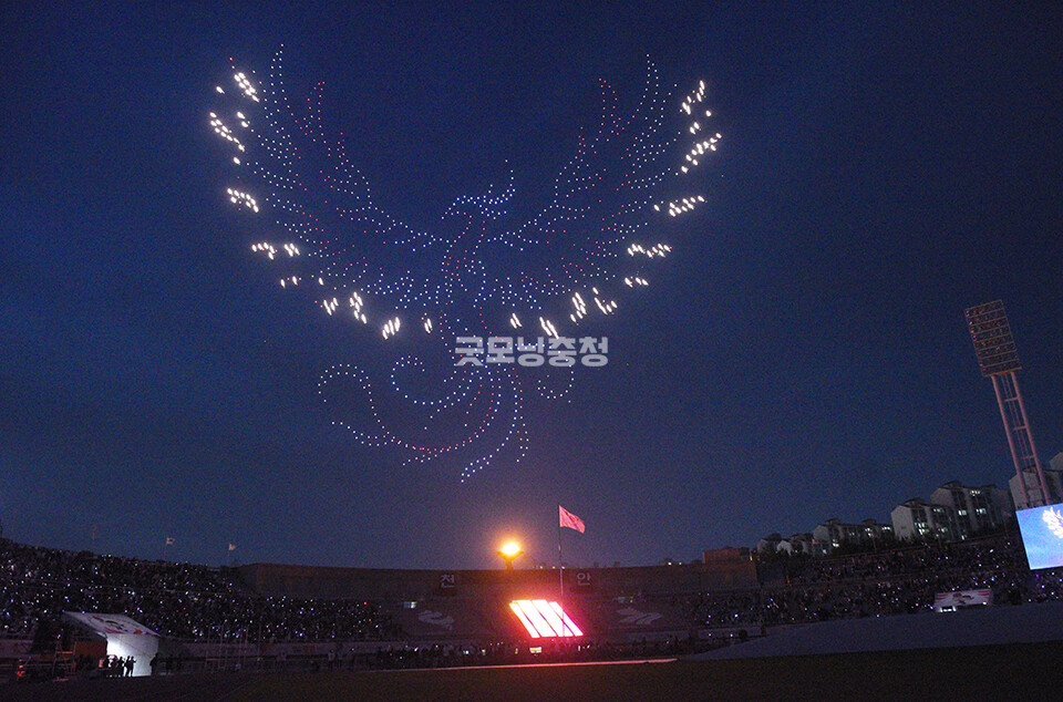 드론 라이트 쇼가 펼져지고 있다(사진=채원상 기자)
