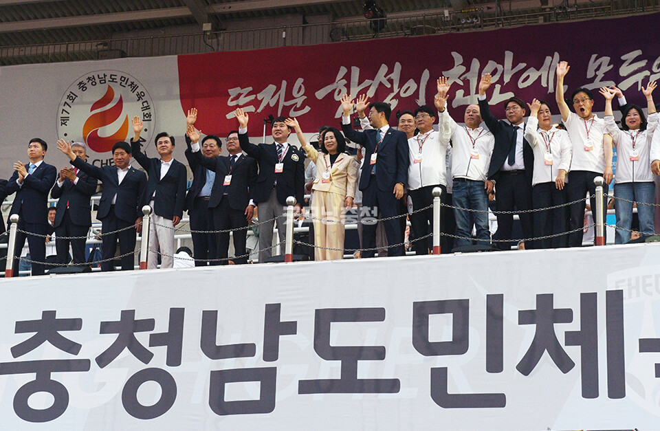 참석인사들이 선수단에게 손을 흔들며 인사하고 있다(사진=채원상 기자)