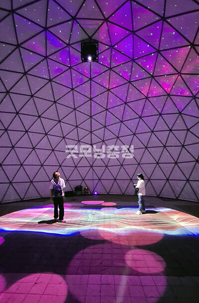 시민들이 미디어아트 돔에서 AI음악을 감상하고 있다(사진=채원상 기자)