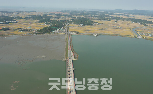 윤 박사는 “하굿둑과 방조제는 자연재해에 대한 강력한 방어수단이지만 이로인해 물순환이 차단되고 수질오염으로 인해 본래 기능인 수자원 가치는 크게 악화되고 있다”고 지적했다. (사진=서천군 제공/굿모닝충청=이종현 기자)