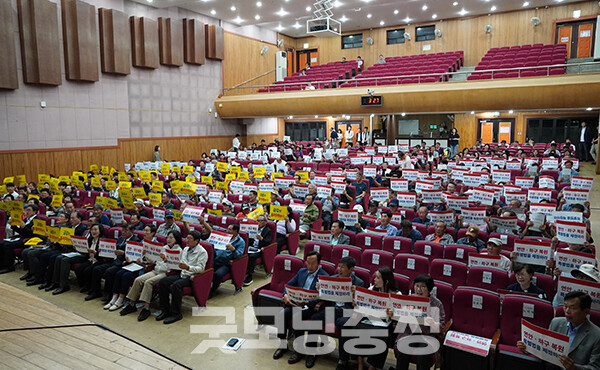 한편 이날 현장에는 김기웅 군수를 비롯해 서천군의회 김경제 의장, 김아진 부의장, 이강선 의원, 한경석 의원, 홍성희 의원, 김원섭 의원, 이지혜 의원, 서천교육지원청 김응집 교육장, 나소열 전 군수, 노박래 전 군수 등과 군민 등이 참석했다. (사진=굿모닝충청 이종현 기자)