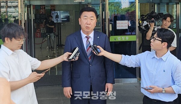 이범석 충북 청주시장이 12일 오송참사 관련 첫 재판에 앞서 취재진의 질문에 답하고 있다. 사진=굿모닝충청 김종혁 기자