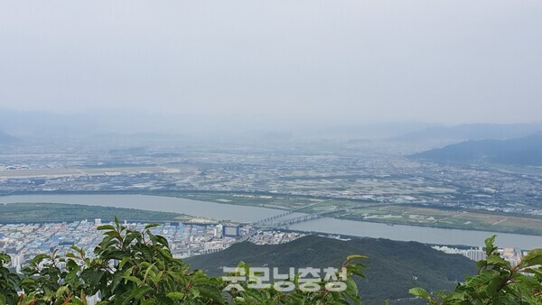 백양산 정상에서 바라본 낙동강과 김해평야의 모습.(사진=굿모닝충청 조하준 기자)