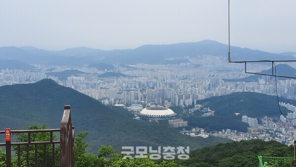 백양산 정상에서 바라본 부산광역시의 전경. 가까이에 있는 경기장은 부산아시아드주경기장과 사직야구장이다.(사진=굿모닝충청 조하준 기자)