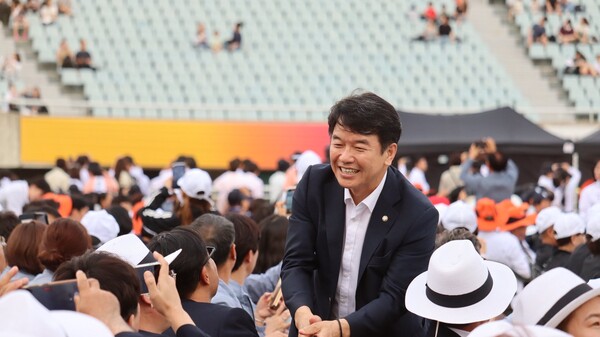 지난 13일 천안에서 열린 충청남도민 체육대회에 참석해 도민들과 인사를 나누고 있는 문진석 의원의 모습.(사진=페이스북)