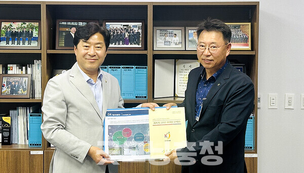 충남 금산군이 새 정부 출범과 맞물려 정부예산 확보와 함께 주요 현안에 대한 속도감 있는 추진을 위해 행정력을 집중하고 있다. (금산군 제공: 왼쪽부터 황명선 국회의원과 허창덕 부군수/ 굿모닝충청=김갑수 기자)