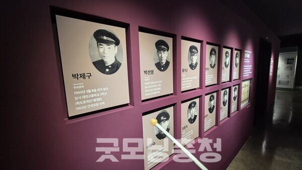 특히 최 해설사는 1960년 대전의 학생들이 공설운동장 연설을 앞두고 봉쇄에 반발하며 시위를 감행한 상황, 당시 언론의 왜곡 보도, 미국 8군의 내부 보고서 등을 예로 들며 “진실은 기록되고 연결되어야 한다. 민주주의는 단절된 과거가 아닌, 흐르는 역사”라고 강조했다. (사진=굿모닝충청 신성재 기자)
