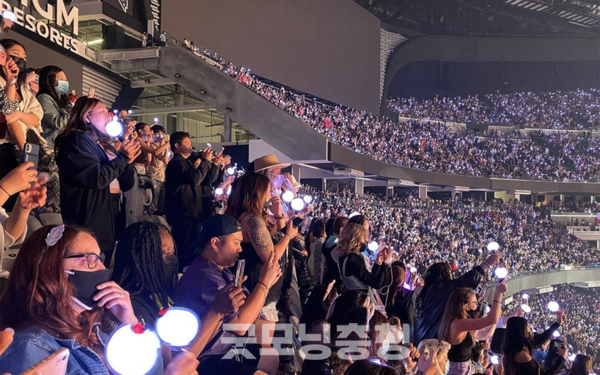 그들이 한국을 지나치는 것은 제대로 된 대중음악 공연장이 없기 때문이다. 이중 패싱이라는 단어도 있다. 공연장이 없기 때문에 한국의 K팝 가수조차 한국을 떠나 해외에서 공연할 수밖에 없다는 것이다. (사진: 방탄소년단 미국 공연, 연합뉴스/굿모닝충청=노준희 기자)
