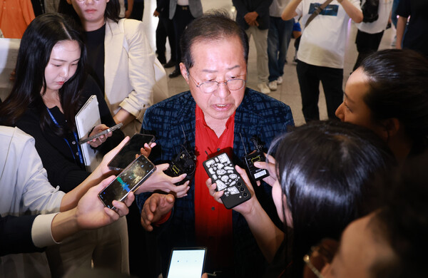 17일 하와이에서 귀국해 취재진들의 질문을 받고 있는 홍준표 전 대구시장.(사진=연합뉴스)
