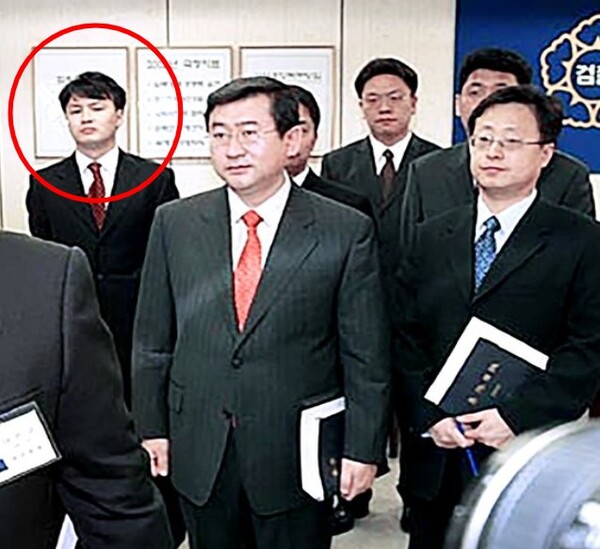 2003년 3월 11일 ​SK 1차 수사 결과 발표​ 기자회견 당시 한동훈​. 출처 중앙일보 보도 갈무리​​