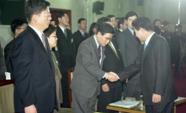 2003년 3월 9일 '검사와의 대화'에서 노무현 대통령과 악수하는 이석환 검사의 모습. 국가기록사진