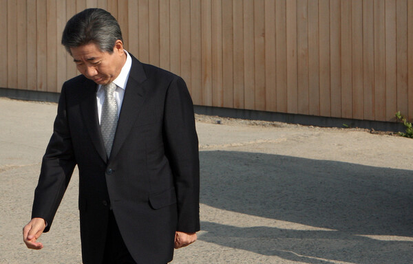 고 노무현 전 대통령이 2009년 4월 30일 검찰조사를 받기 위해 김해 봉하마을 사저를 떠나는 모습. 연합뉴스