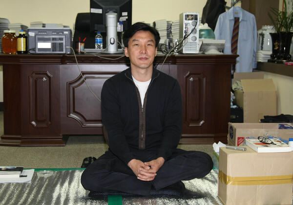 2008년 11월 12일 검찰의 정치자금 구속 시도에 저항하며 민주당사 내에서 농성하는 김민석 당시 민주당 최고위원의 모습. 연합뉴스 자료사진