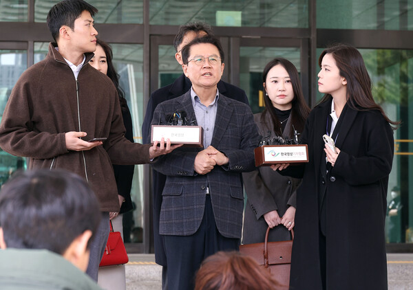 윤석열 대통령의 변호인단인 윤갑근 변호사가 13일 서울 서초구 서울고검 앞에서 기자회견을 하고 있다. 2025.3.13. 연합뉴스