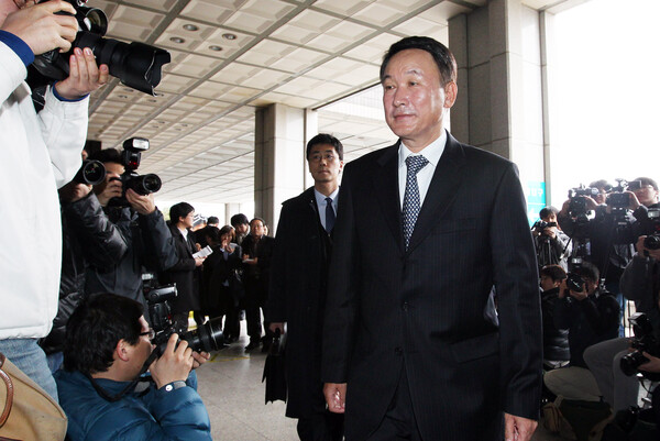 한상율 전 국세청장이 그림로비, 연임로비, 태광실업 특별세무조사 과정의 직권남용 등과 관련해 검찰 조사를 받기 위해 28일 오후 서울 서초구 서울중앙지검으로 들어서고 있다. 2011.2.28. 연합뉴스