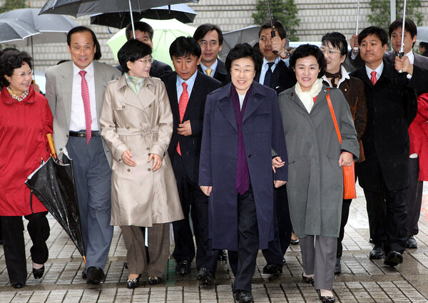 한명숙 전 총리가 2010년 3월 31일 오전 '5만 달러 뇌물수수 혐의' 재판의 피고인 신문에 참석하기 위해 강금실 전 장관, 유시민 전 장관 등 참여정부 인사들과 함께 서초동 서울중앙지법으로 들어서고 있다. 2010.3.31 연합뉴스