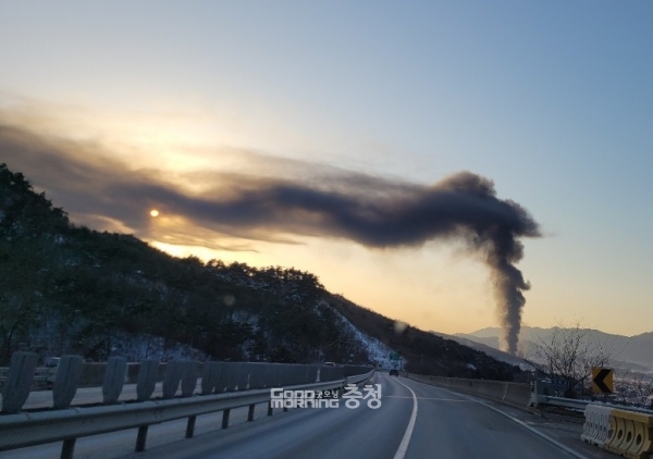  2021년 1월 19일 충북 증평군 도안면의 한 플라스틱 제조 공장에서 불이나 검은 연기가 하늘을 뒤 덮었다. 사진=굿모닝충청 김종혁 기자