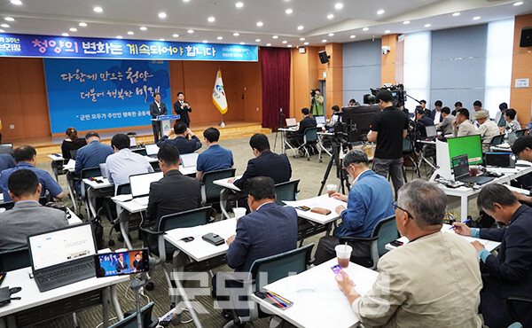 김 군수는 또 “변화란 두려움을 극복하는 용기다. 익숙함과 편안함을 뒤로하고 기꺼이 불편함을 감수하는 용기, 그것이야 말로 진정한 변화의 원천”이라며 “우리의 성과는 군민들의 삶의 질을 높이면서 건강하고 지속 가능한 변화를 이끌어 나갈 원동력이 됐다. 함께 해 주신 모든 군민들께 감사드린다”고 강조했다. (사진=굿모닝충청 이종현 기자)