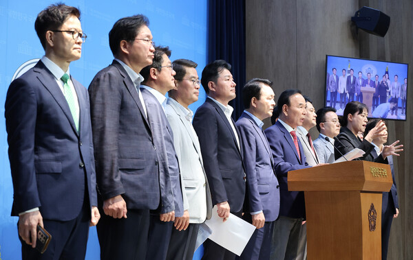 해수부 이전 반대 성명서 발표하는 국민의힘 의원들.(사진=연합뉴스)